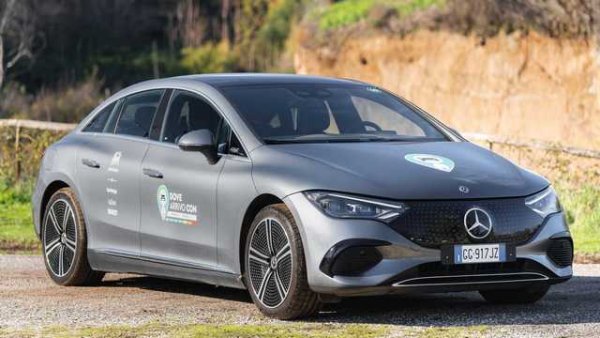 Другият германски премиум автомобил Mercedes EQE измина 423 км при дадени от производителя 639 km - 30% по-нисък обхват с батерия с капацитет 90,6 101,7 кВт/ч. Консумацията е 20,4 кВт/ч на 100 км.